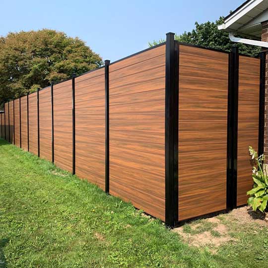 Woodgrain-Vinyl-Fence