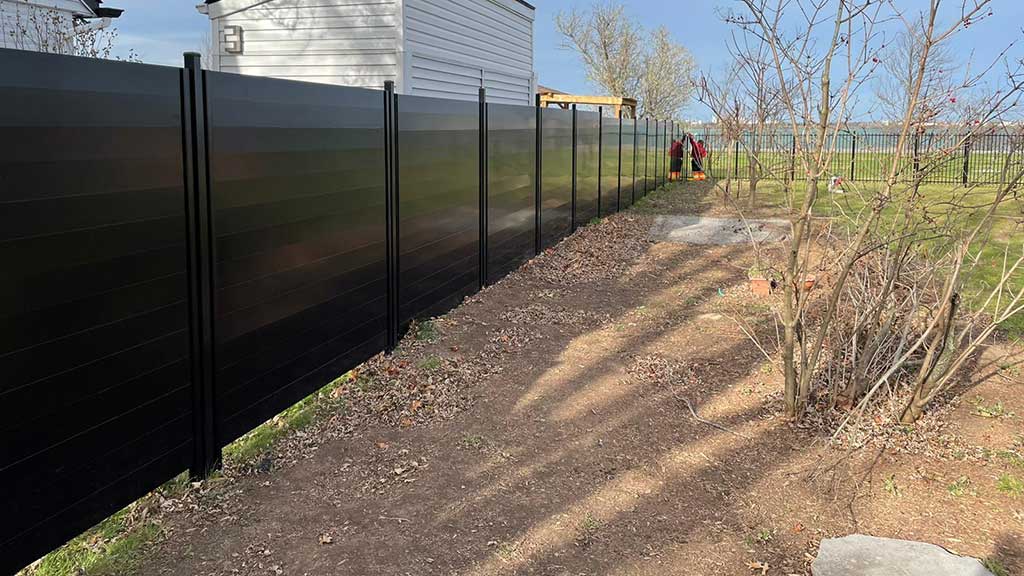 Aluminum-Fencing-installed-in-Barrie