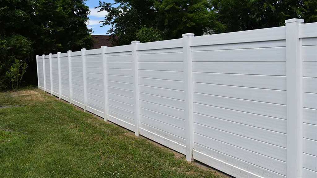 White-horizontal-vinyl-fence-installed-in-Barrie